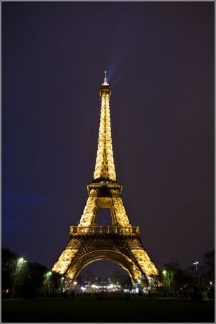 Eiffelova věž v noci
